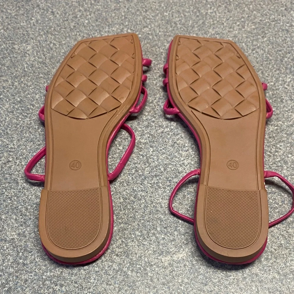 Chic Fuchsia Strappy Sandals